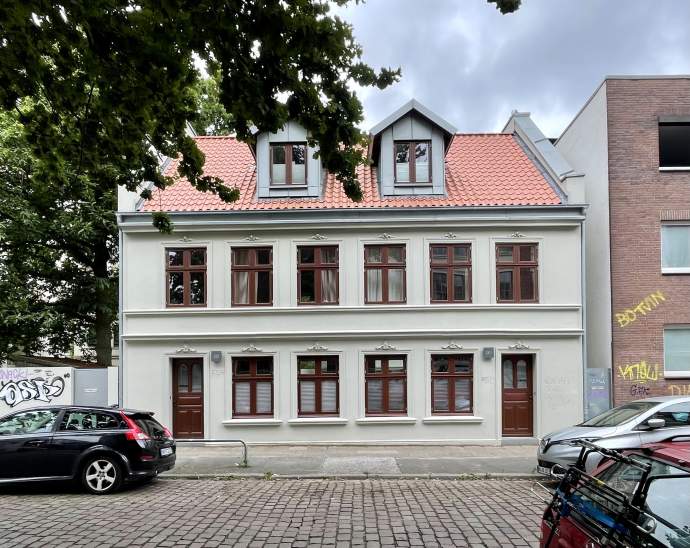 Schluss mit bunt: Hamburg schreibt grauen Fassadenanstrich bei Altbauten vor
