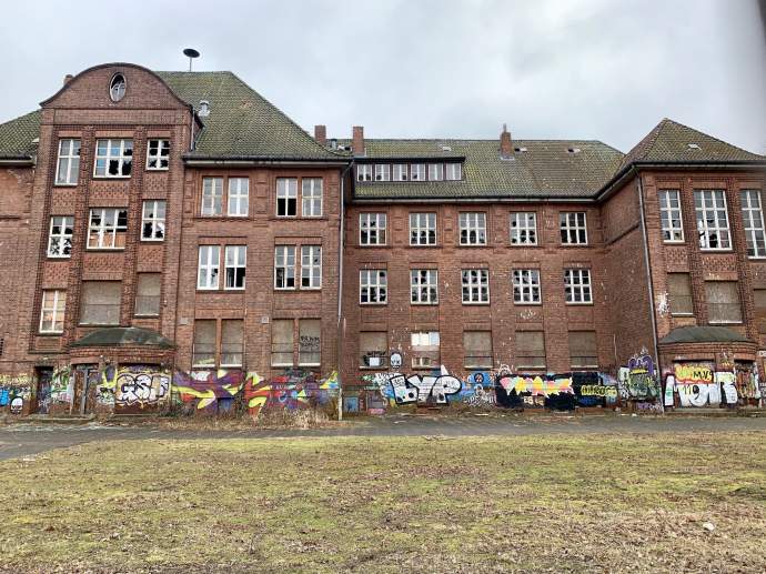 St&auml;dtische Backsteinbauten verfallen - Denkmalschutz emp&ouml;rt