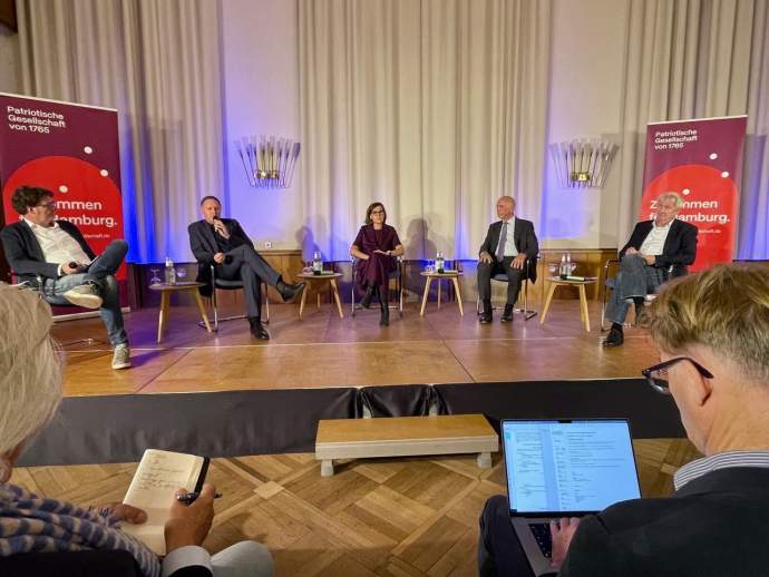 Zwischen Arie und Aufschrei: Hamburg debattiert &uuml;ber K&uuml;hne-Oper