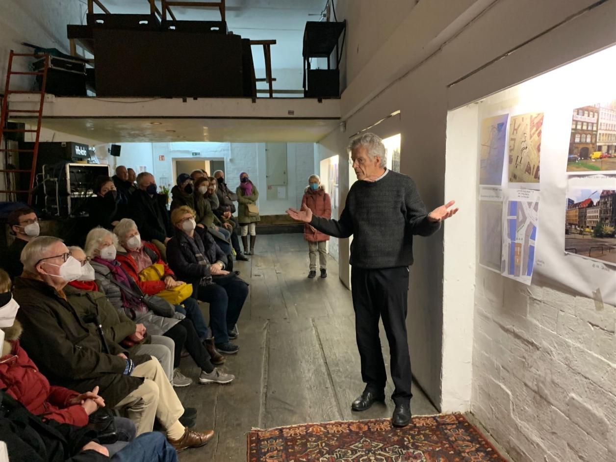 Bruno Brandi erläutert die Baugeschichte, Foto: Kristina Sassenscheidt