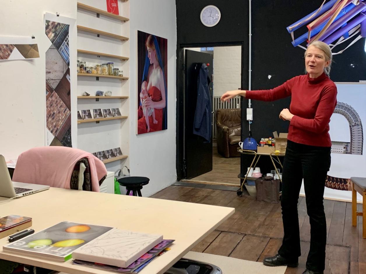 Die Künstlerin Birgit Dunkel erläutert ihre Arbeit, Foto: Kristina Sassenscheidt