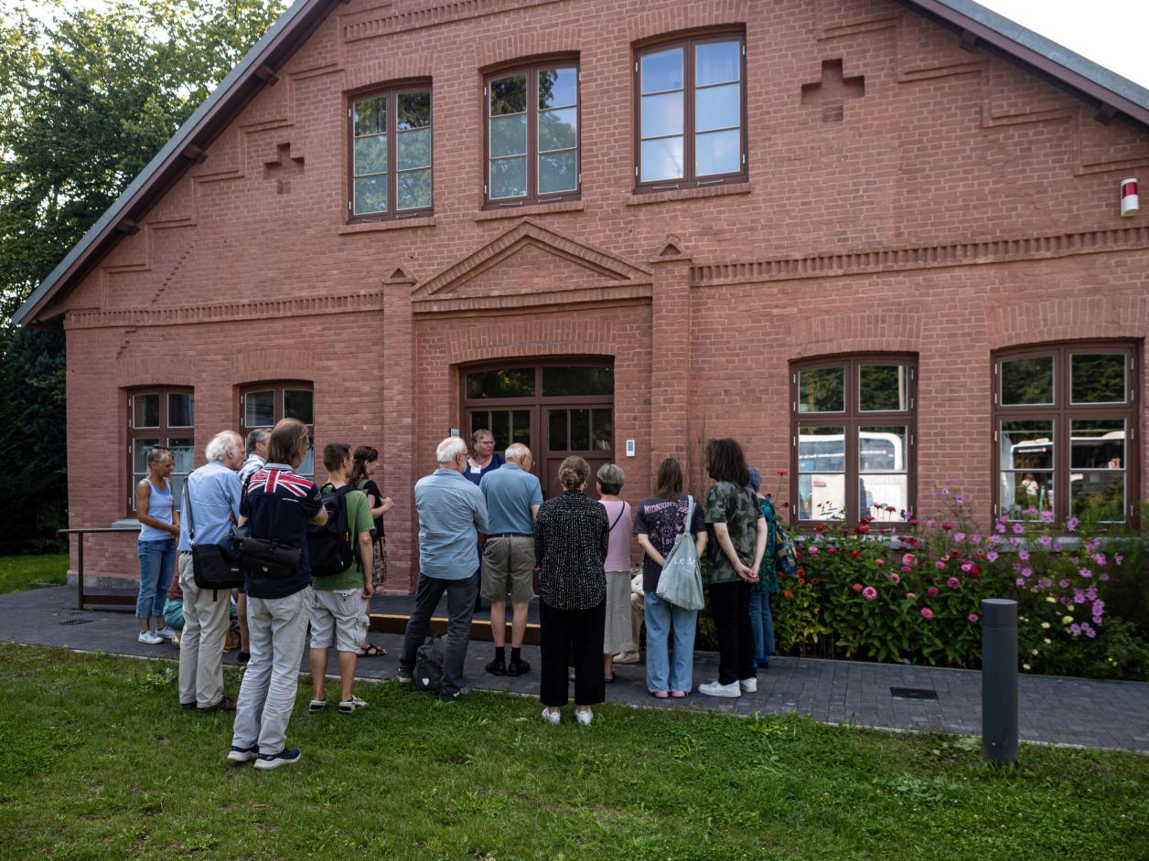Vor dem Försterhaus, Foto: Heinz Brossolat