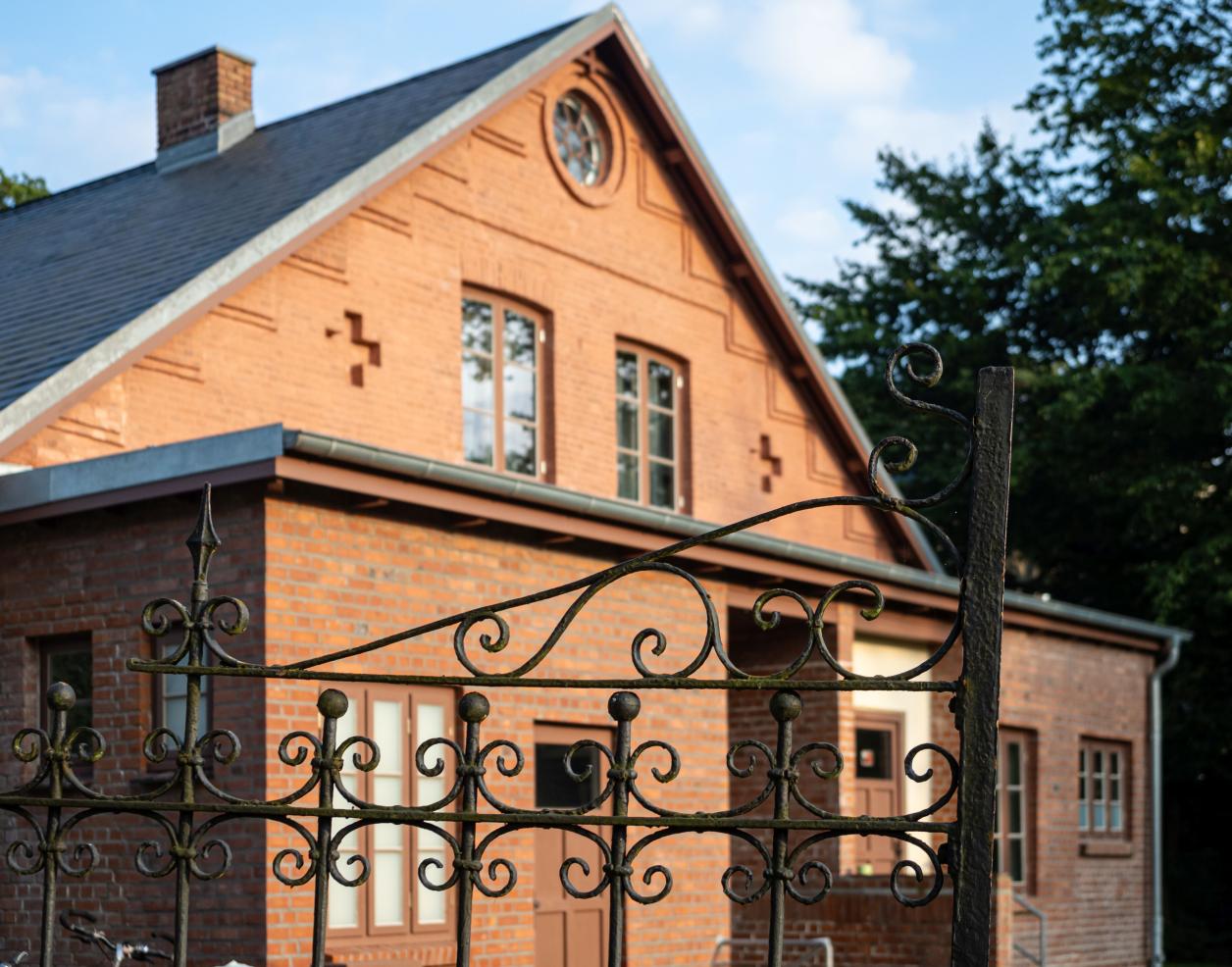 Historisches Hoftor und Rückansicht Försterhaus, Foto: Heinz Brossolat