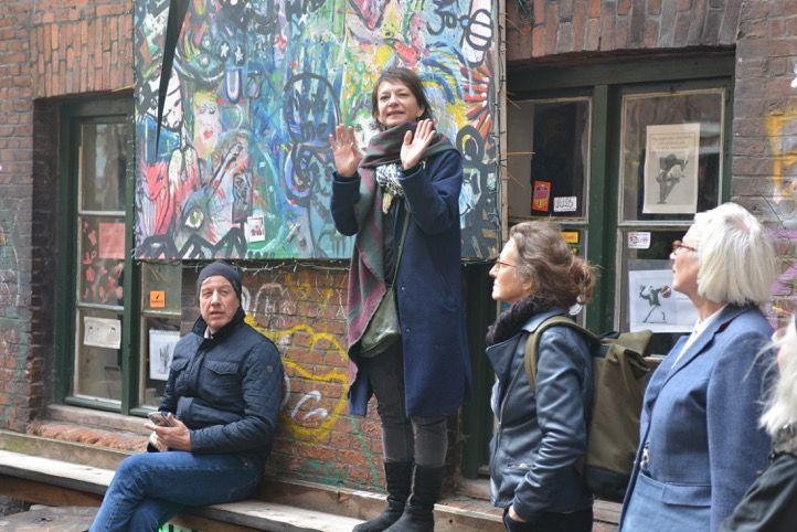 Claudia Sello erläutert das Gängeviertel, Foto: Yo Loewy