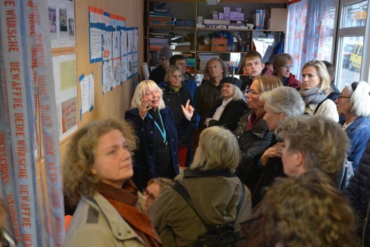 Marit Czenki erläutert die Planbude, Foto: Yo Loewy