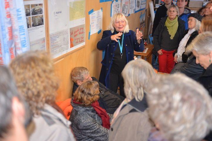 Marit Czenki erläutert die Planbude, Foto: Yo Loewy