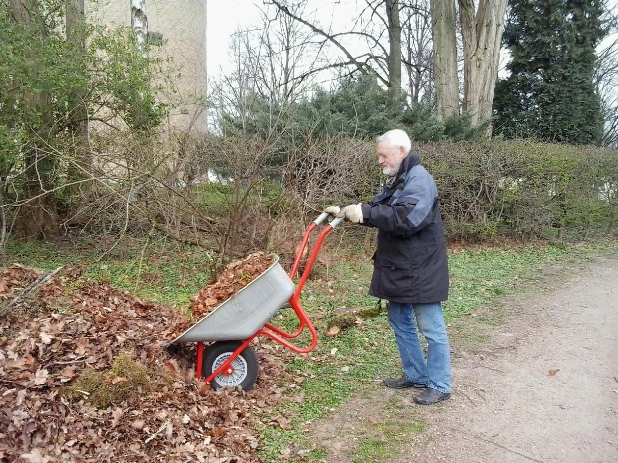 Im Einsatz auf dem Hammer Friedhof, Foto: Elke Sommerfeld