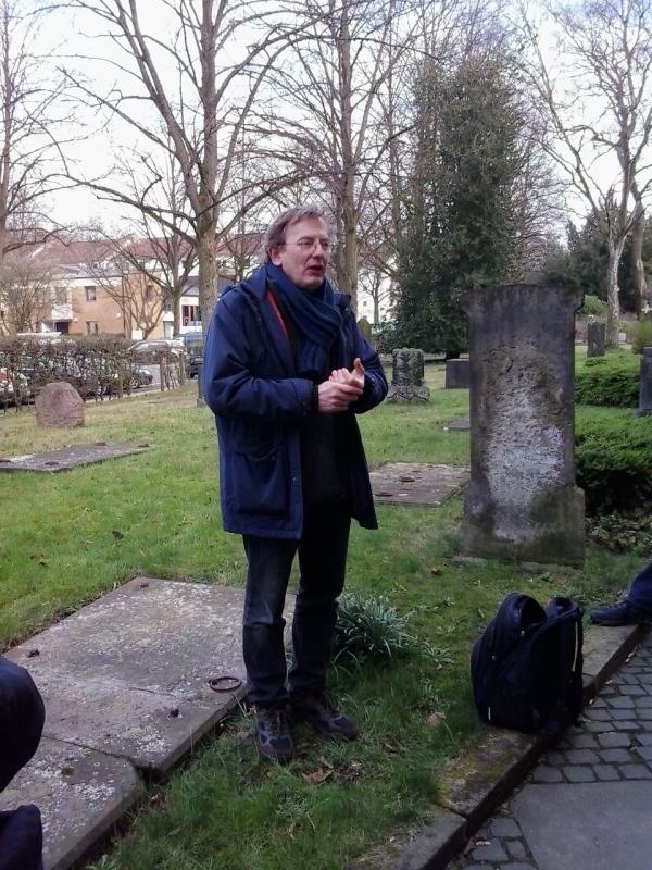 Pastor Kühn zur Geschichte des Friedhofs, Foto: Elke Sommerfeld