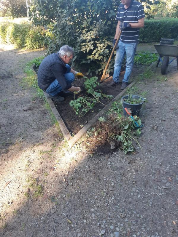 Garteneinsatz im Rosengarten Dulsberg