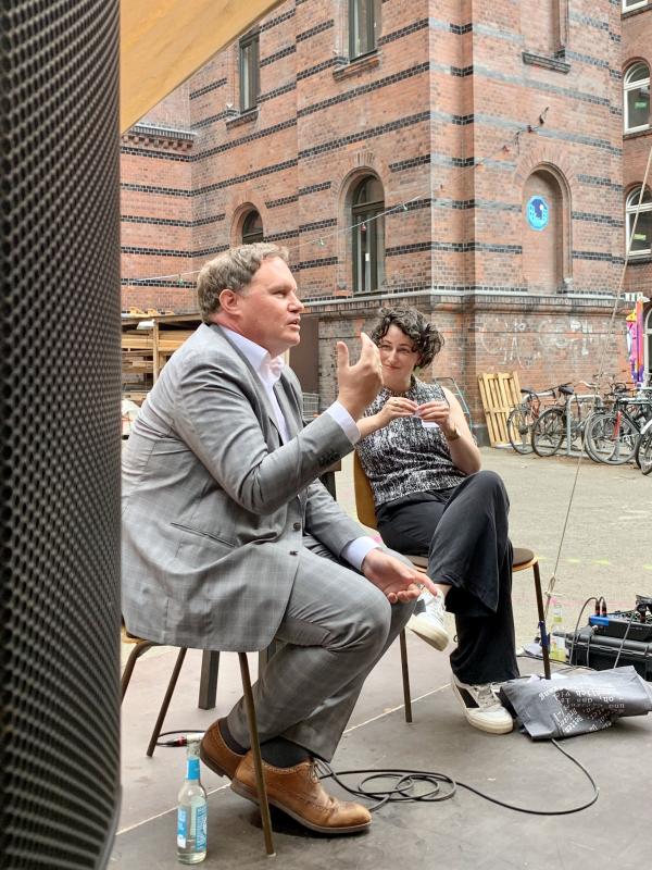 Dr. Carsten Brosda im Gespräch mit Siri Keil, Foto: Denkmalverein