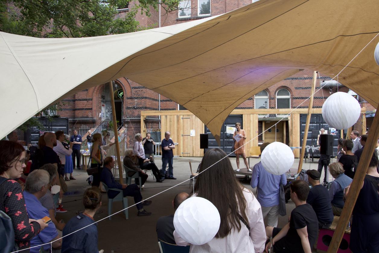 Abschluss-Umtrunk im Hof, Foto: Denkmalverein