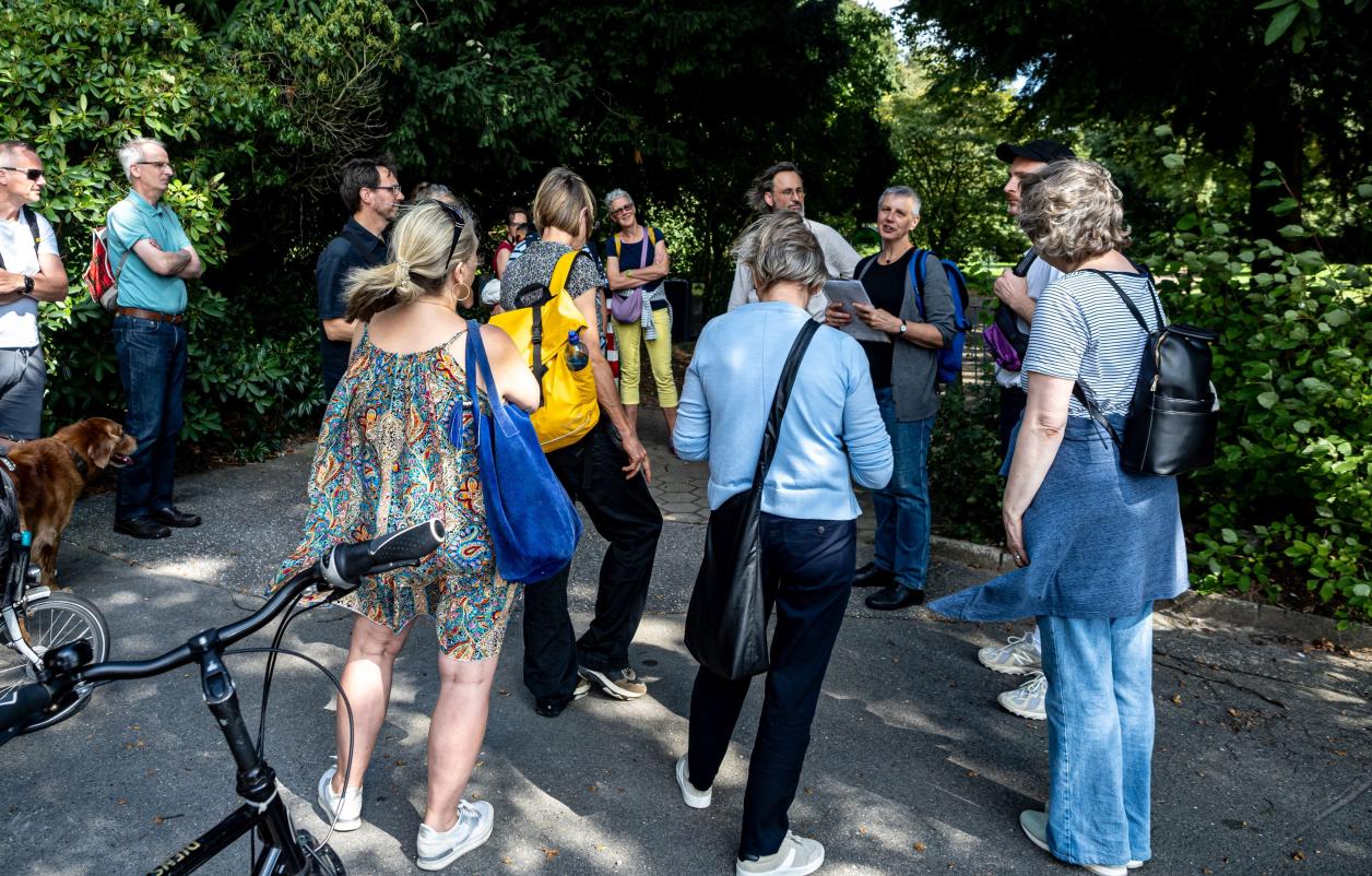Mitglieder des Denkmalvereins beim Rundgang, Foto: Heinz Brossolat