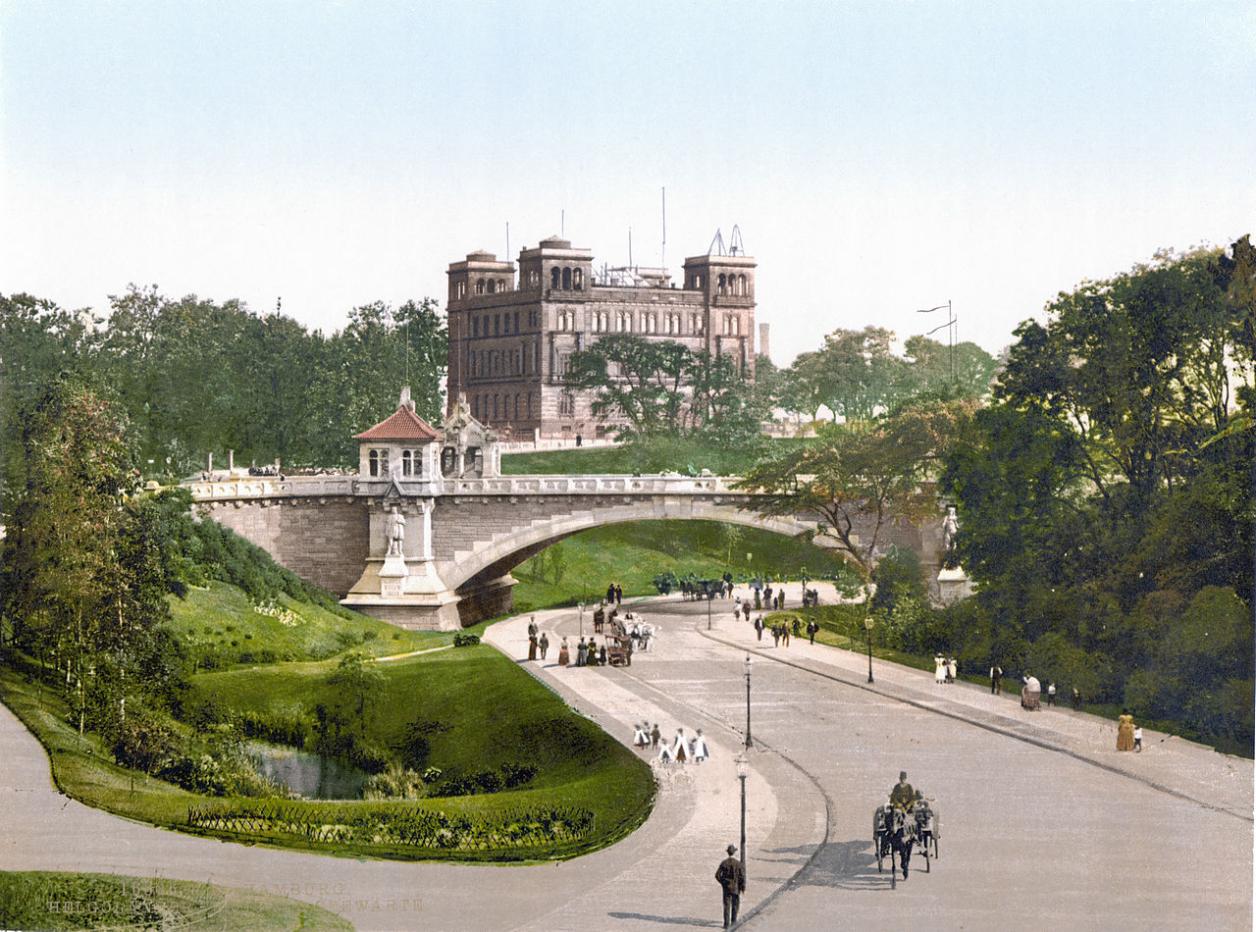 Blick auf Seewarte und Kerstin-Miles-Brücke aus Norden, um 1900 (Wikimedia commons)