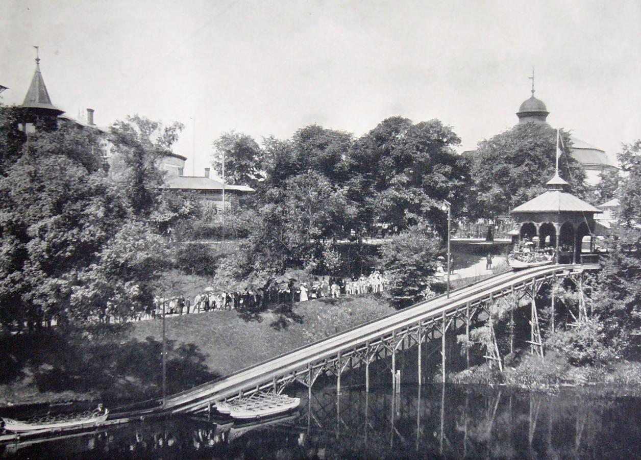 Allgemeine Gartenbau-Ausstellung zu Hamburg 1897: Die Wasserrutschbahn (aus: Hamburg’s Allgemeine Gartenbau-Ausstellung im Jahre 1897: Eine Sammlung von Kunstblättern der hervorragensten Gebäude, Parkparthien und ausstellungsobjecte. Nach Original-aufnahmen herausgegeben und reproduciert von J.C.W. Wendt u. C.E.L.Kappelhoff. Hamburg 1897)