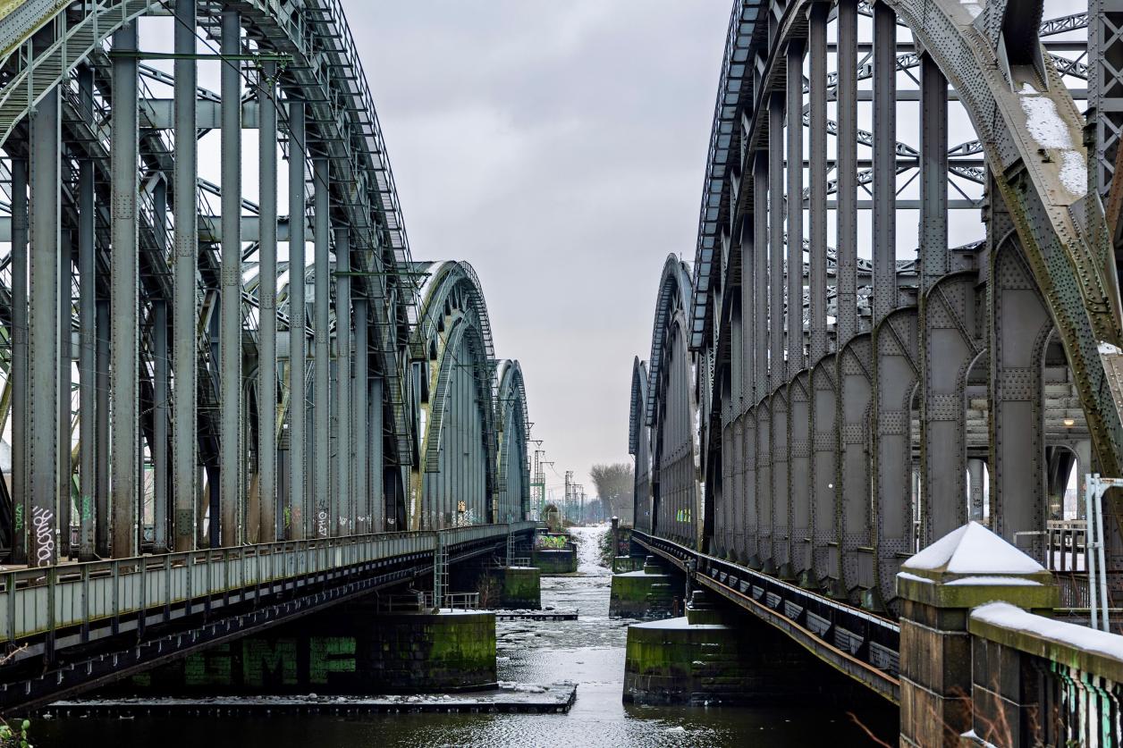 Norderelbbr&uuml;cke (links) und Freihafenelbbr&uuml;cke (rechts) im Januar 2025, Foto: Heinz Brossolat