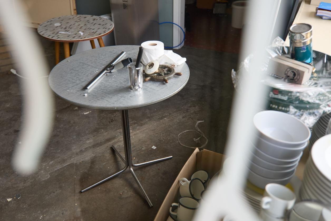 Zustand M&auml;rz 2026, auf dem Tisch der originale Eingangs-Knauf, Foto: Kolja Schoepe