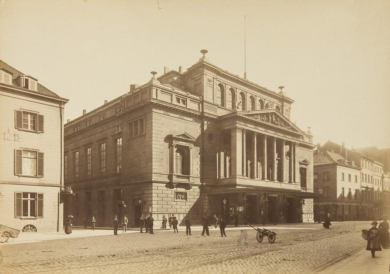 Das alte Stadttheater mit neuer Fassade von Martin Haller aus dem Jahr 1874, Foto: Georg Koppmann (1887)