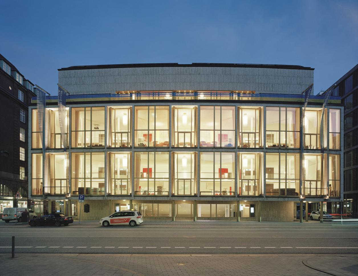 Straßenfassade am Abend, Foto: Fotografie Dorfmüller Klier