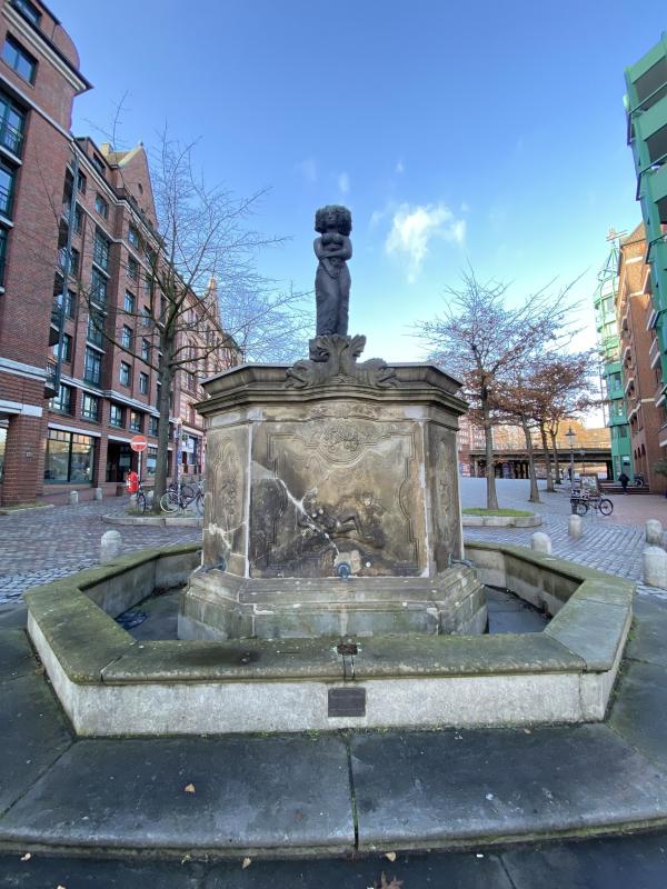 Minerva-Brunnen verfällt