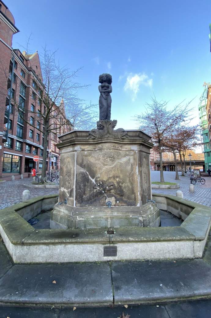 Minerva-Brunnen verfällt