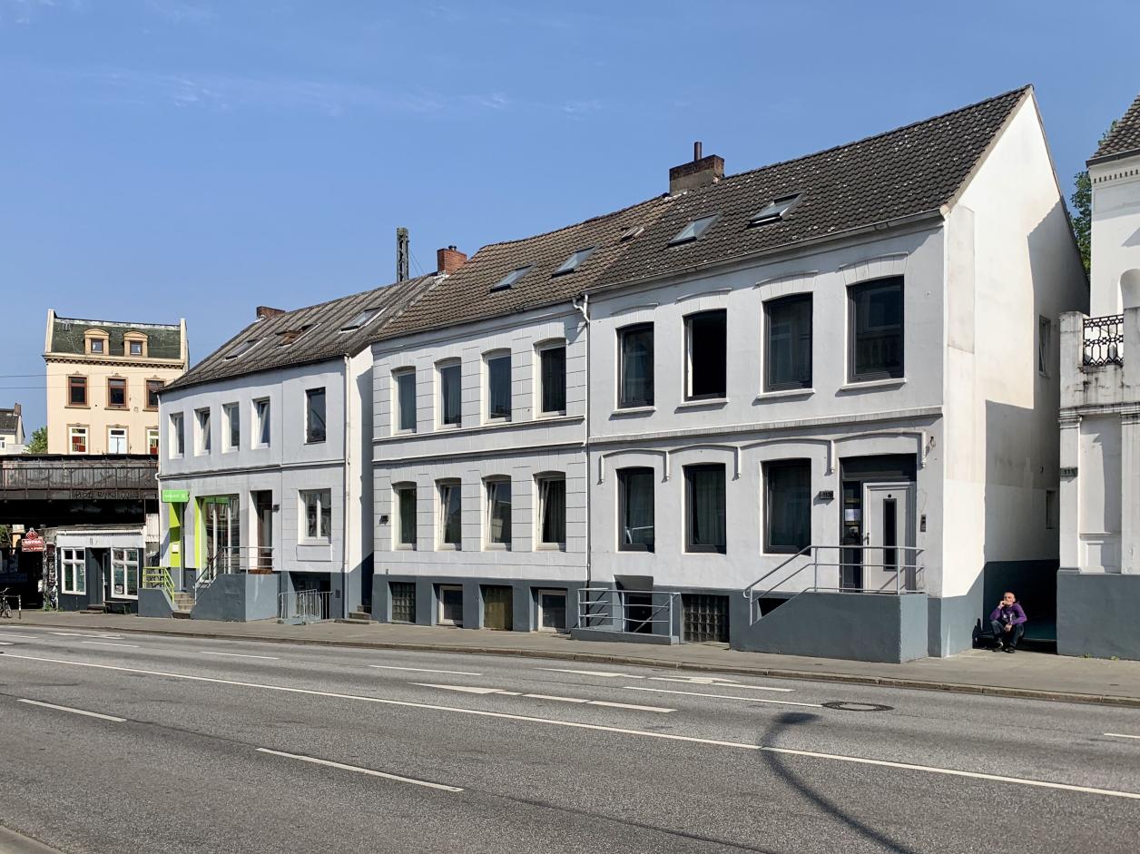 Von diesem denkmalgeschützen Ensemble an der Stresemannstraße soll das linke Gebäude direkt an der Brücke abgerissen werden. Foto: Kristina Sassenscheidt