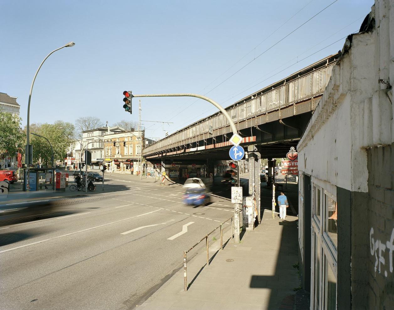 Die Sternbrücke von Osten, links zwei Gründerzeitgebäude, die für den Neubau abgerissen werden sollen. Foto: Fotografie Dorfmüller Klier