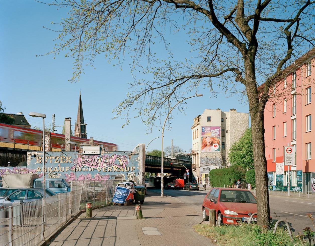 Autohof Butzek mit Sternbrücke im Hintergrund, Foto: Fotografie Dorfmüller Klier