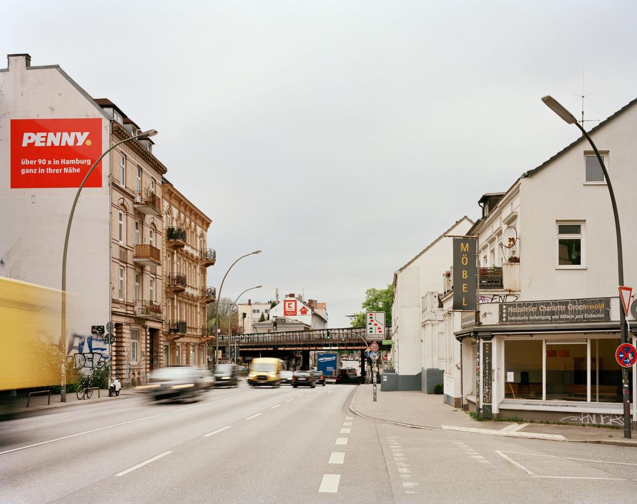 Auf der vierspurigen Stresemannstraße rollt der Verkehr. Foto: Fotografie Dorfmüller Klier