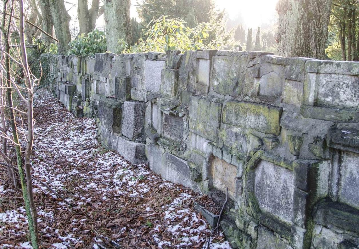 Friedhofsmauer, 2019, Foto: Kirsten Petersen