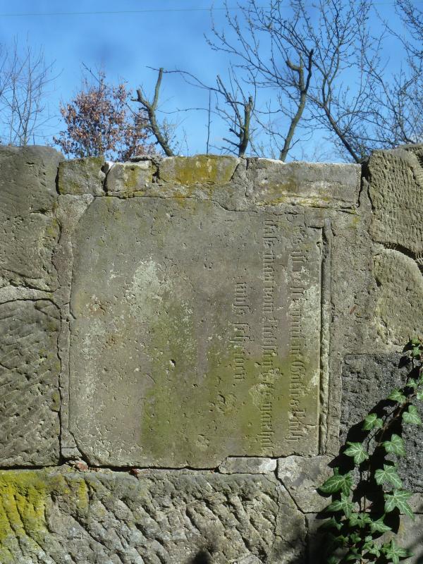 Grabstein in der Friedhofsmauer, 2019, Foto: Heinz Otto