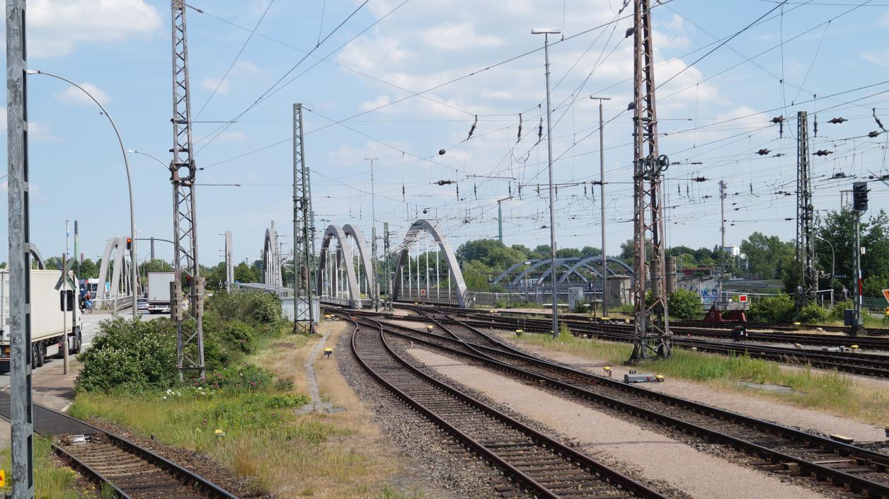 Blick von Westen auf das Veddeler Wasserkreuz; Foto: Antipas Papageorgiou