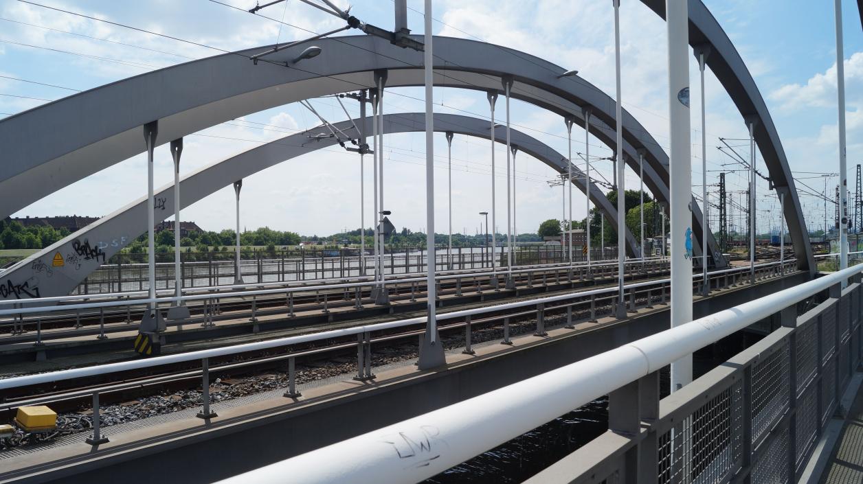 Nahaufnahme der Schienenbrücken zwischen Saale- und Spreehafen; Foto: Antipas Papageorgiou