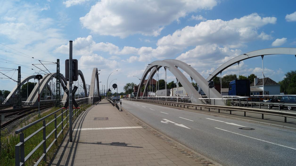 Schienen- und Straßenbrücken zwischen Saale- und Spreehafen; Foto: Antipas Papageorgiou