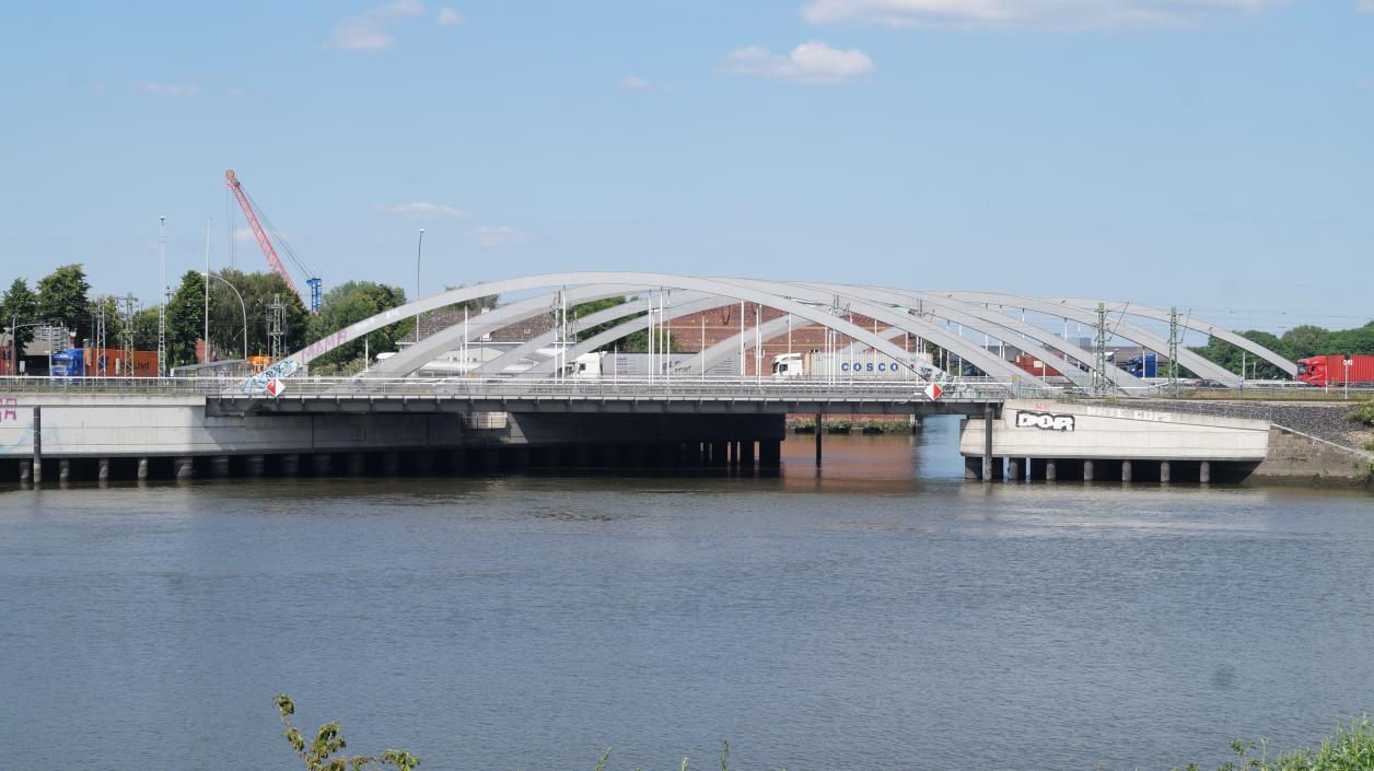 Blick vom Klütjenfelder Hauptdeich auf die beiden Straßen- und Schienenbrückenpaare zwischen Saale- und Spreehafen; Foto: Antipas Papageorgiou