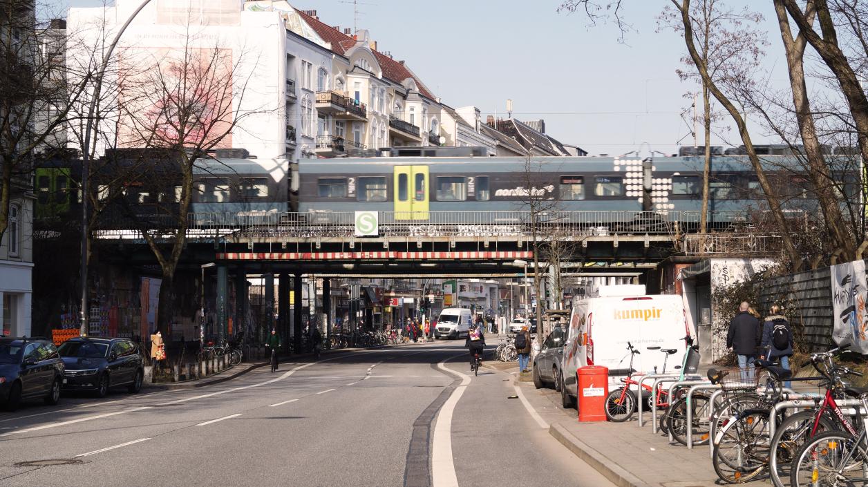 Fernzug passiert südliche Brücke, Foto: Antipas Papageorgiou