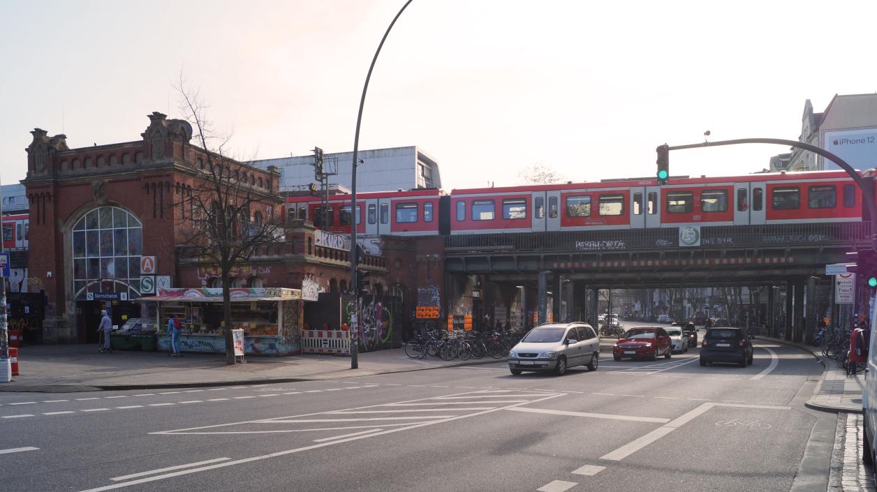 Neubau des Bahnhofs Sternschanze neben den Bahnbrücken, Foto: Antipas Papageorgiou